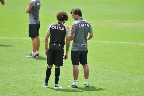 Manh desta sexta-feira foi agitada no Atltico com demisso de Oswaldo e coletiva do presidente