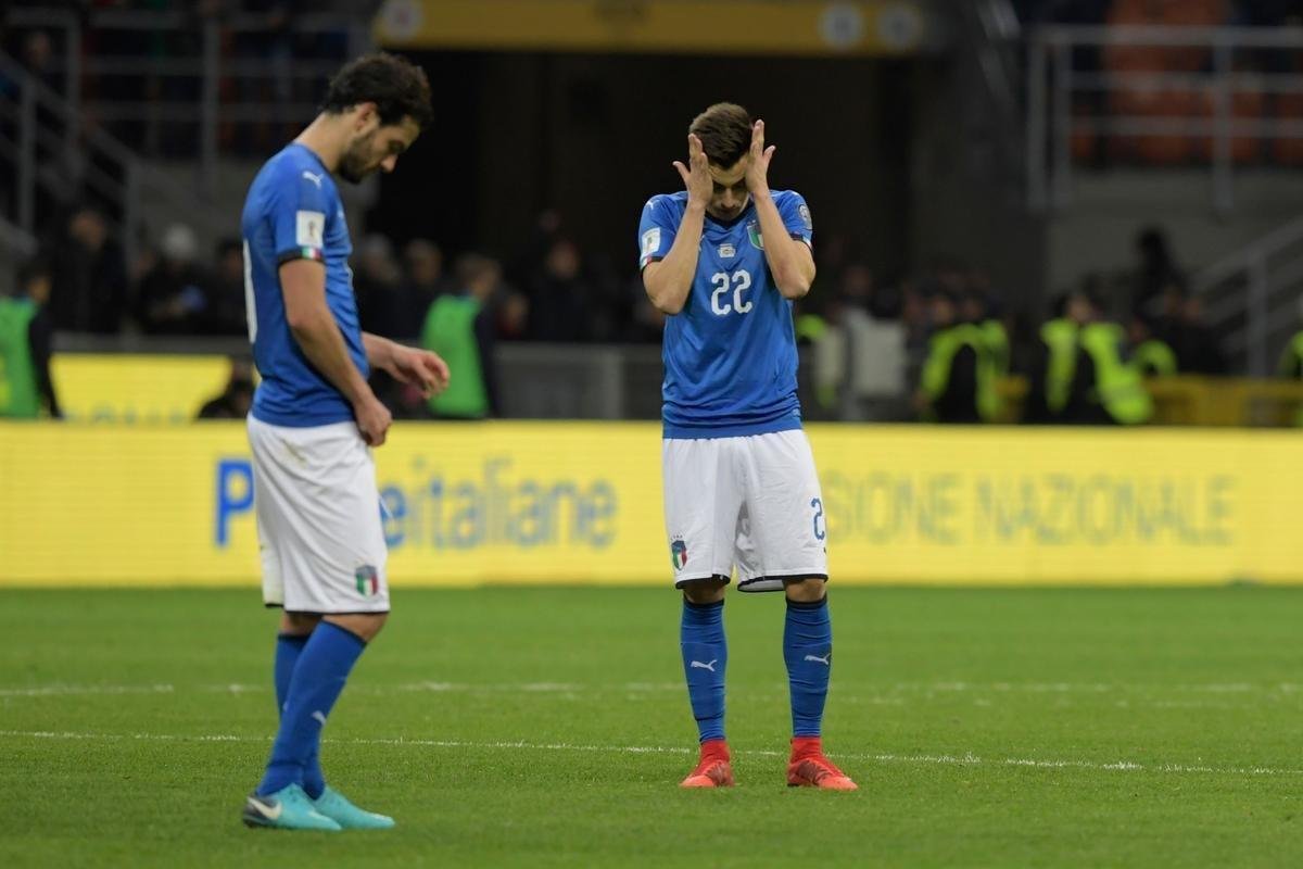 Imagens da decepo italiana com a eliminao diante da Sucia na repescagem: Azzurra fora da Copa