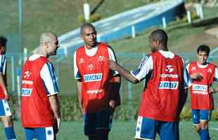 Fotos do zagueiro Joo Carlos em suas passagens pelo Cruzeiro, entre 1996 e 2001