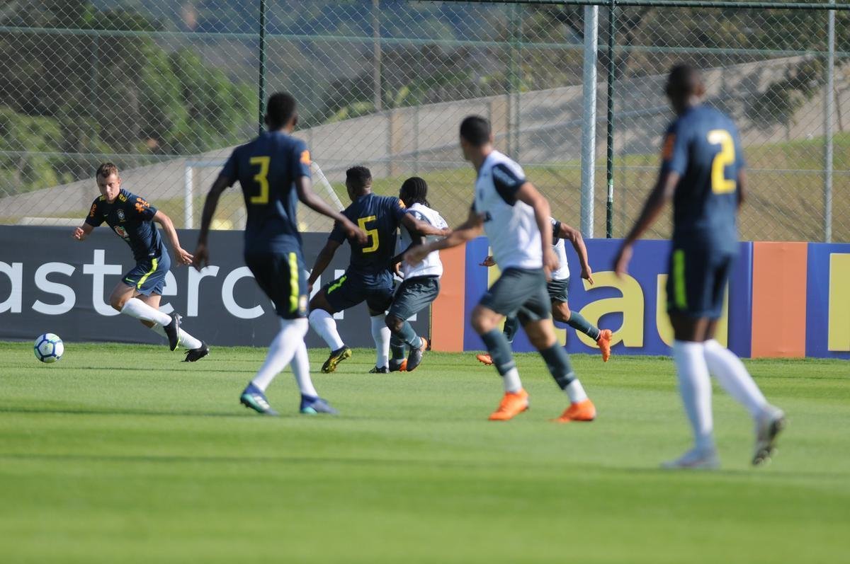 Atltico colocou alguns reforos em campo e derrotou a Seleo Brasileira Sub-20 por 5 a 3 com gols de Ricardo Oliveira (2), Denlson, Terans e Erik. Jhonny Lucas, Alerrandro e Alan descontaram.
