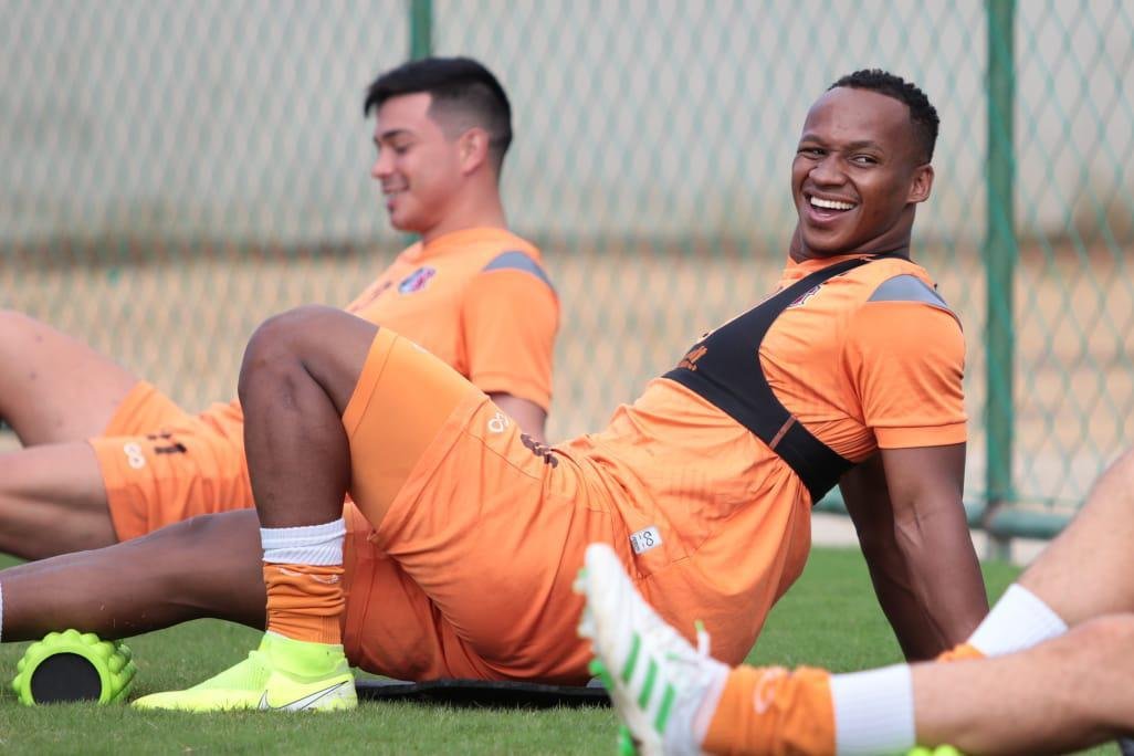 Dando sequência aos treinos, em retomada às atividades suspensas pela pandemia, elenco do Santa Cruz é dividido em três equipes para os trabalhos desta quinta-feira; grupo ainda não usará bola.