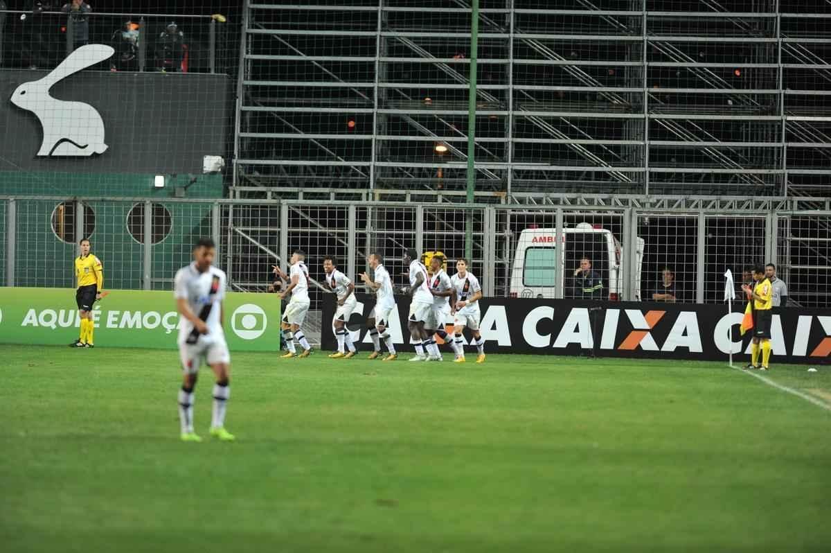 Imagens da partida entre Atltico e Vasco, no Independncia 