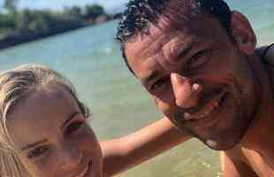 Fred curte frias com a esposa em um resort no litoral de Santa Catarina