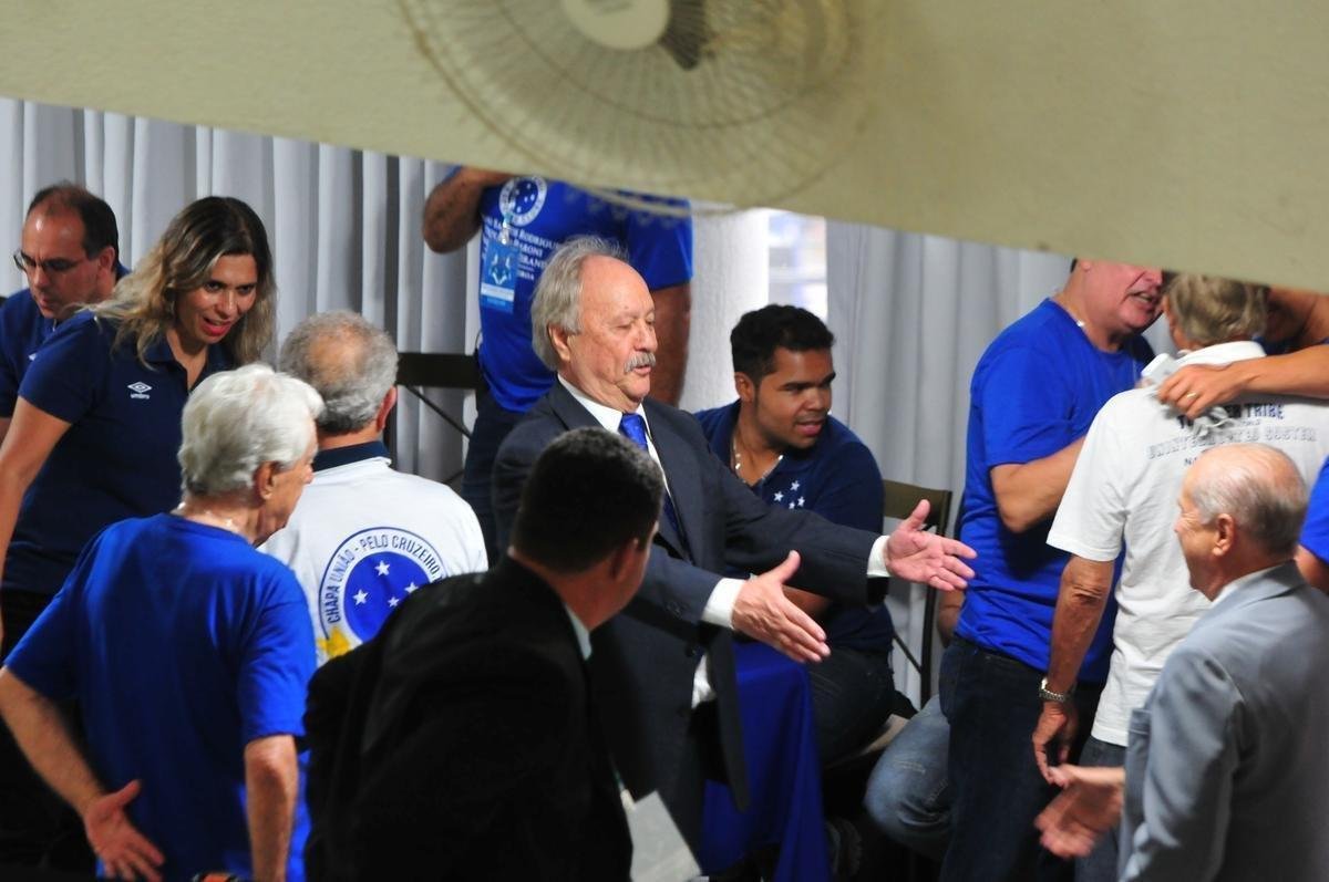 Fotos da eleio presidencial no Cruzeiro. Parque esportivo do Barro Preto, em BH, esteve lotado durante tarde e noite desta segunda-feira. Momento em que Wagner Pires de S deu seu voto