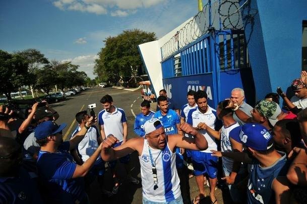 Antes do ltimo treinamento visando ao jogo contra o Grmio, os jogadores do Cruzeiro receberam apoio de torcedores na porta da Toca da Raposa II. O capito Henrique foi o porta-voz do elenco com os cruzeirenses. Alm dele, participaram da reunio o zagueiro Leo, o goleiro Rafael, o meia Robinho, o volante Lucas Romero e o meia Thiago Neves.