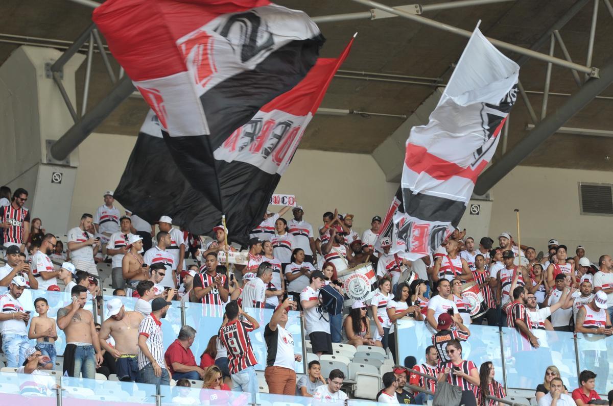 Imagens das torcidas de Cruzeiro e So Paulo no Mineiro