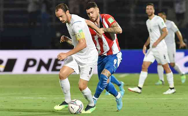 Capitão do Uruguai, Godín (3), reforço do Atlético, deu belo passe para o gol da vitória 