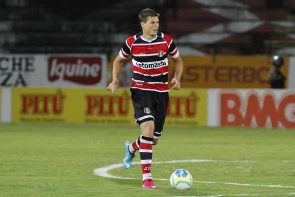 Alemão veste a camisa do Santa Cruz para 2014 com a fornecedora Penalty