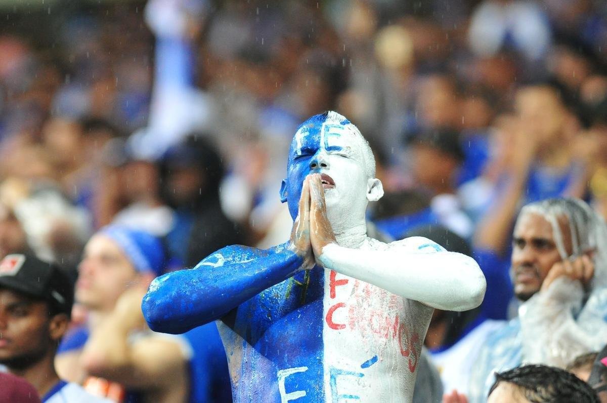 Sinalizadores, rojes, ira e xingamentos: a reao da torcida celeste com a derrota no Mineiro