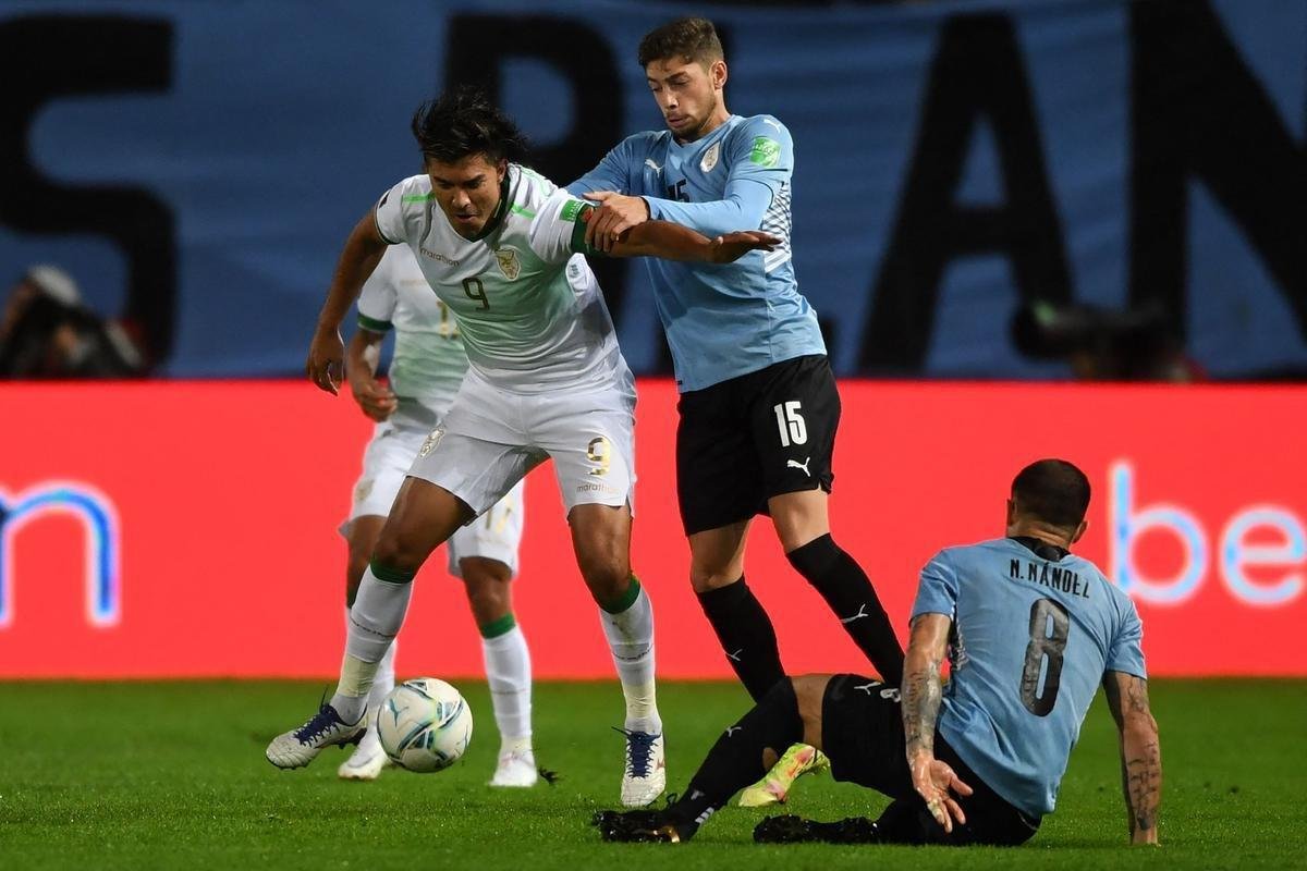 Marcelo Moreno marca dois gols em derrota da Bolvia para o Uruguai, por 4 a 2, em Montevidu, pelas Eliminatrias da Copa. Atacante do Cruzeiro tem agora oito gols e lidera artilharia do torneio