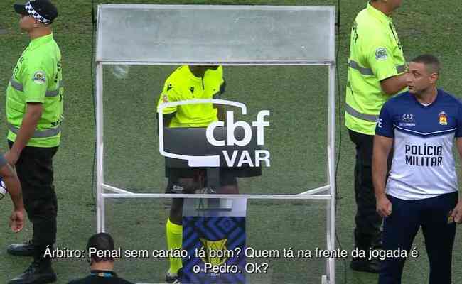Lance de pnalti polmico entre Flamengo e Cruzeiro no Campeonato Brasileiro