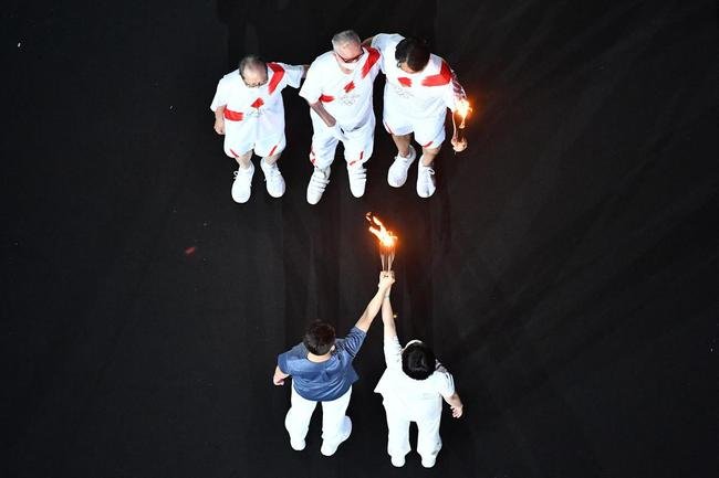 Acendimento da pira olmpica na cerimnia de abertura dos Jogos de Tquio