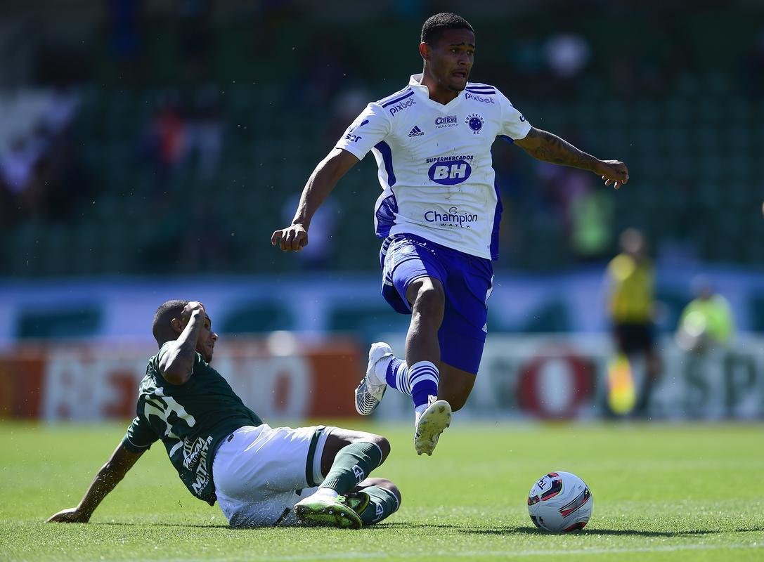 Fotos do jogo entre Guarani e Cruzeiro, no Brinco de Ouro, em Campinas, pela 17 rodada da Srie B do Campeonato Brasileiro
