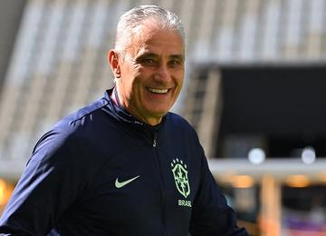 Jogadores se unem para tocar não só no hotel, mas também no ônibus a caminho do treino e no vestiário antes de subirem ao gramado para as atividades do dia.