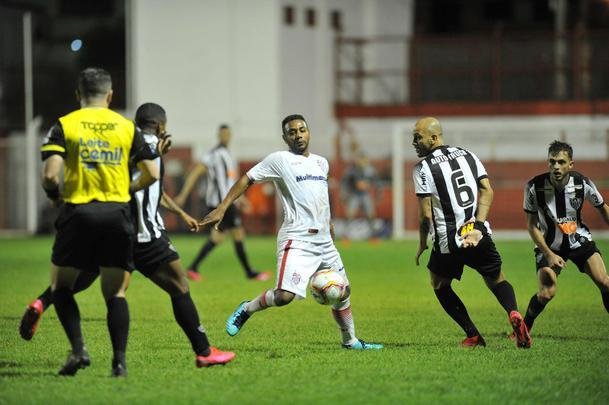 Villa Nova e Atltico se enfrentaram no Alapo do Bonfim, em Nova Lima, pelo Campeonato Mineiro
