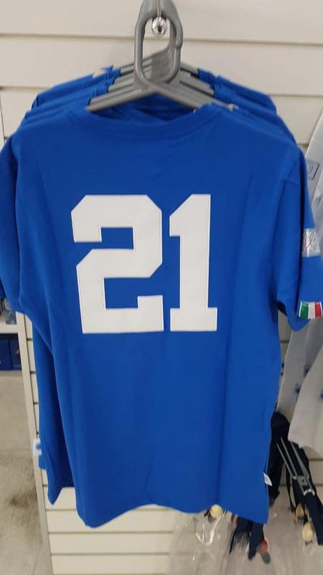 Camisas comemorativas lanadas por marca licenciada pelo Cruzeiro