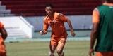 Jogadores do Santa Cruz treinaram no est�dio do Arruda, j� apresentando trabalhos com bola no gramado, sob a supervis�o do t�cnico Itamar Sch�lle. Todos os atletas e os membros da comiss�o t�cnica seguem submetidos �s medidas de afastamento social.