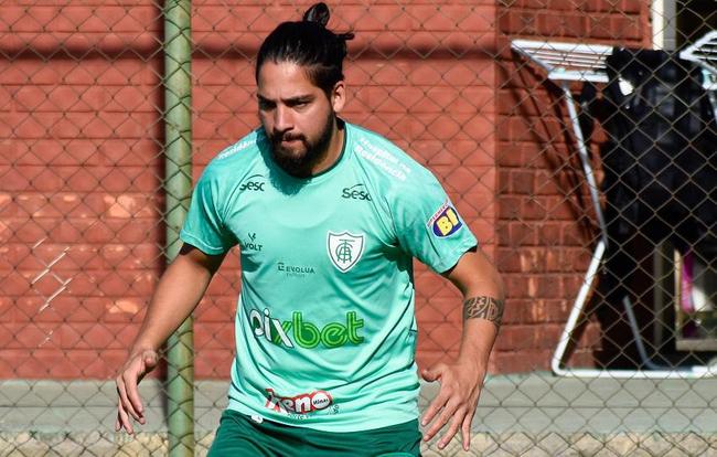 Benítez (meia) - emprestado pelo Independiente