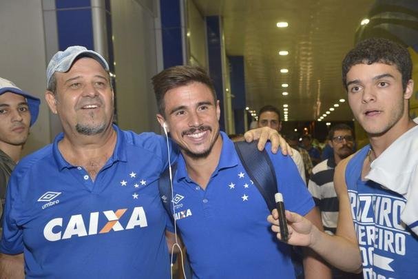 Jogadores e comissão técnica do Cruzeiro receberam carinho da torcida no ES