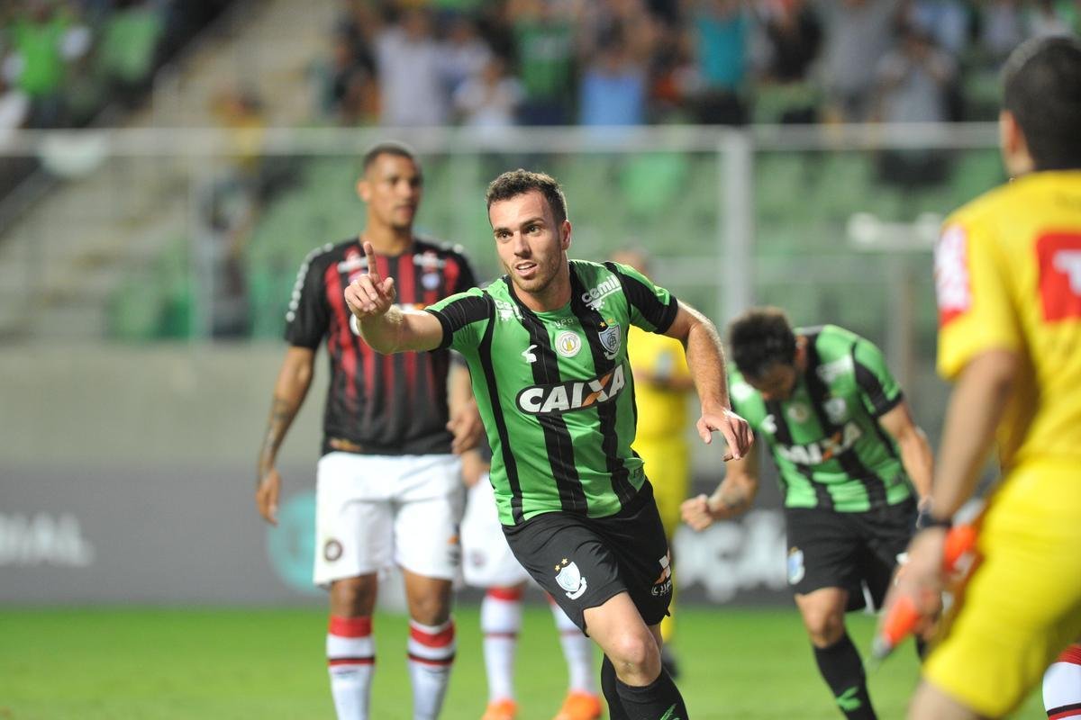 Serginho marcou duas vezes na vitria de virada do Amrica sobre Atltico-PR, no Horto 