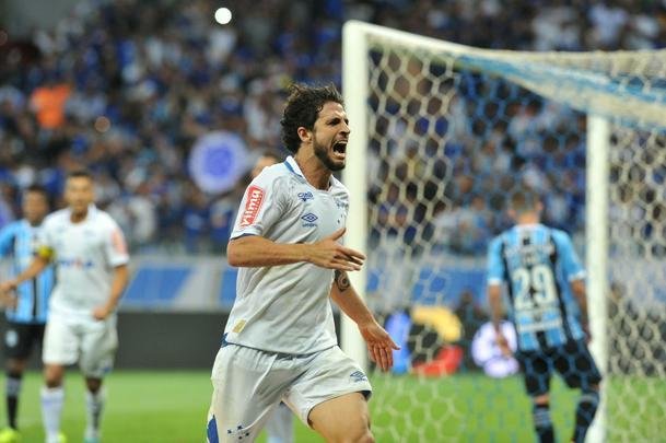 Momento em que Hudson marcou o gol do Cruzeiro no segundo tempo