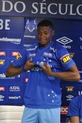 Cruzeiro apresentou o volante Jadson e o lateral-direito Luis Orejuela, primeiros reforos para a temporada