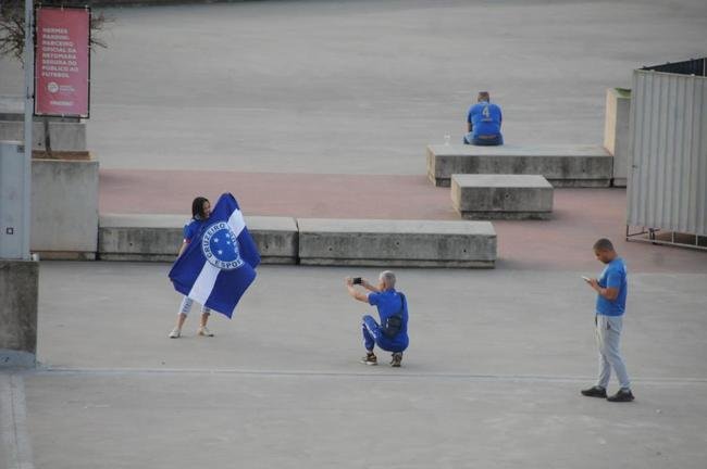 Fotos da chegada da torcida do Cruzeiro ao Mineiro na partida contra o CRB pela Srie B do Brasileiro; longas filas de formaram na esplanada antes da partida