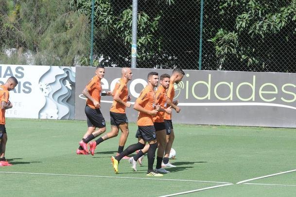Treino do Atltico nesta segunda-feira, na Cidade do Galo, contou com a volta do meia  Juan Cazares. Direo no chegou a acordo para vend-lo a clube saudita. Tcnico Rafael Dudamel relacionou 23 jogadores para a viagem a Santa Fe, local da estreia na Sul-Americana, quinta-feira, contra o Unin-ARG. Jogador equatoriano ficou fora da lista.