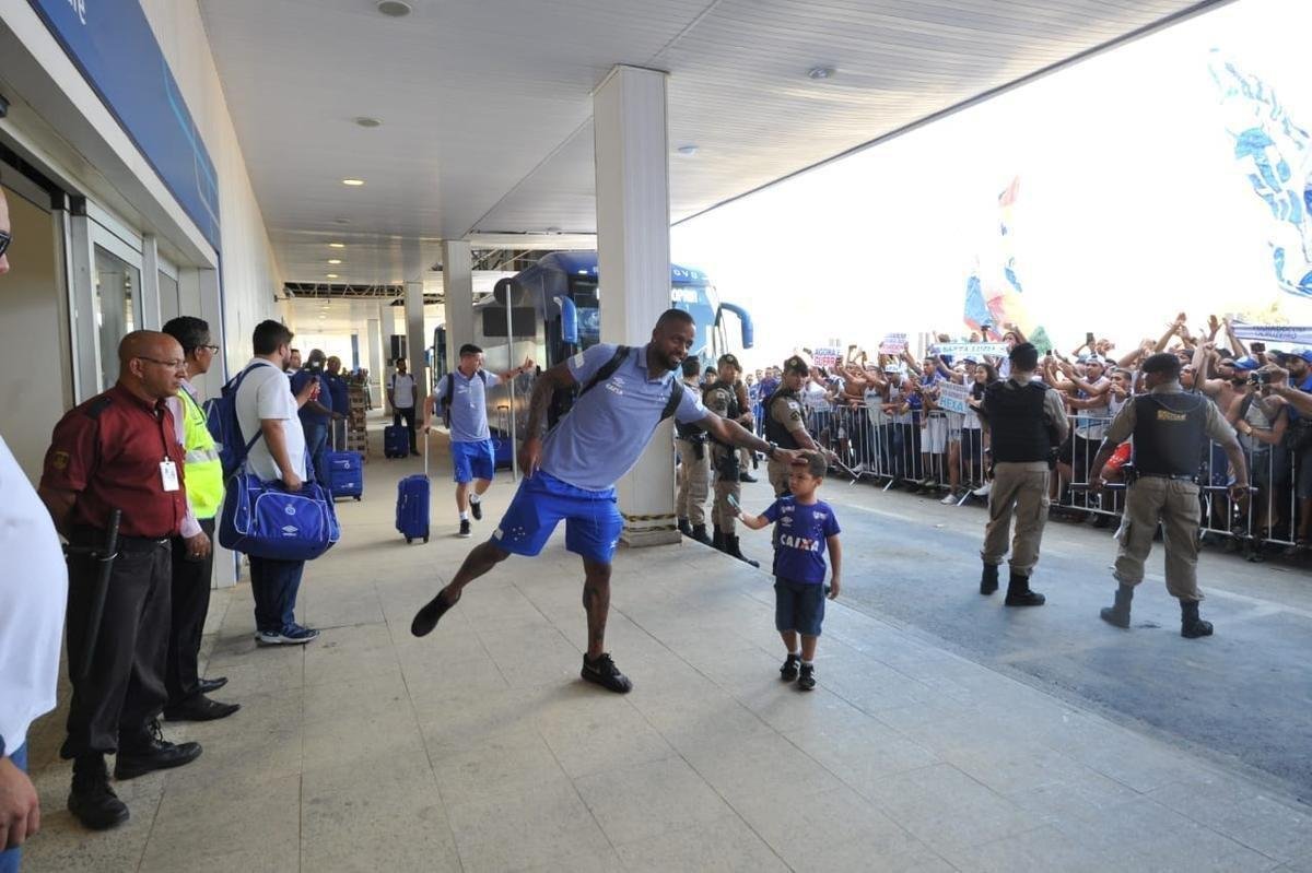 Jogadores do Cruzeiro embarcaram no Aeroporto de Confins, na tarde desta tera-feira, para duelo decisivo contra o Corinthians, em So Paulo, pela final da Copa do Brasil