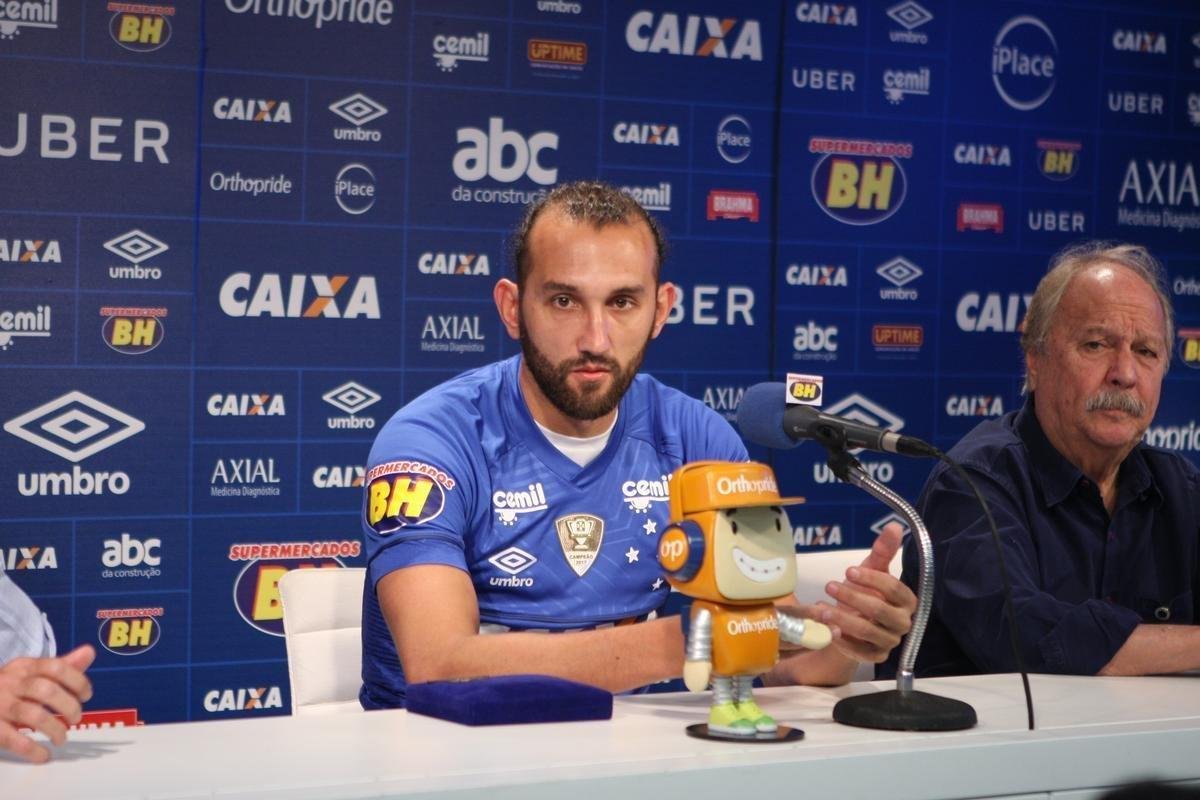 Atacante Barcos, o 'Pirata', vestiu a camisa 28 do Cruzeiro e falou sobre desejo de conquistar muitos ttulos