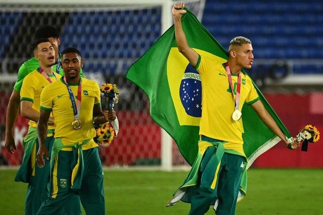 Jogadores da Sele��o Brasileira recebem a medalha de ouro pela conquista ol�mpica no futebol