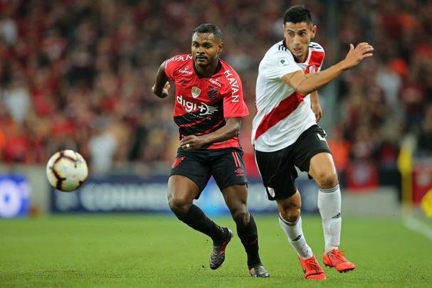 
Fabrizio Angileri (25 anos) - O lateral assumiu a vaga de Casco, suspenso. Angileri  reserva e joga pouco. Na ltima temporada, participou de 12 partidas.
