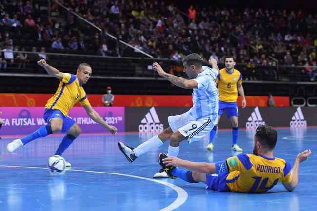 Brasil perde para a Argentina por 2 a 1 e  eliminado da Copa do Mundo de Futsal