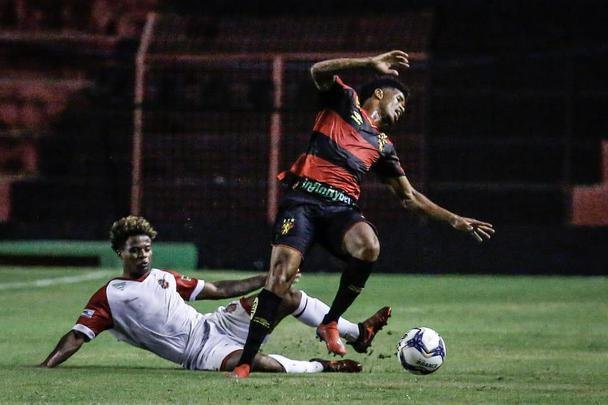 No segundo tempo, o Sport ainda ampliou o placar com Jean Patrick. Porém, com a expulsão do capitão Sander, o Imperatriz tomou a iniciativa do jogo e chegou ao empate com dois gols de Cesinha.