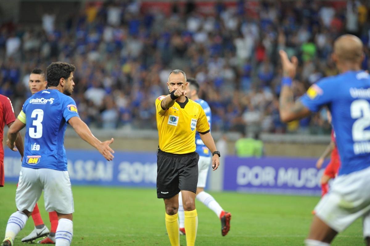 Imagens do duelo entre Cruzeiro e Internacional, no Mineiro, pela 22 rodada do Brasileiro 