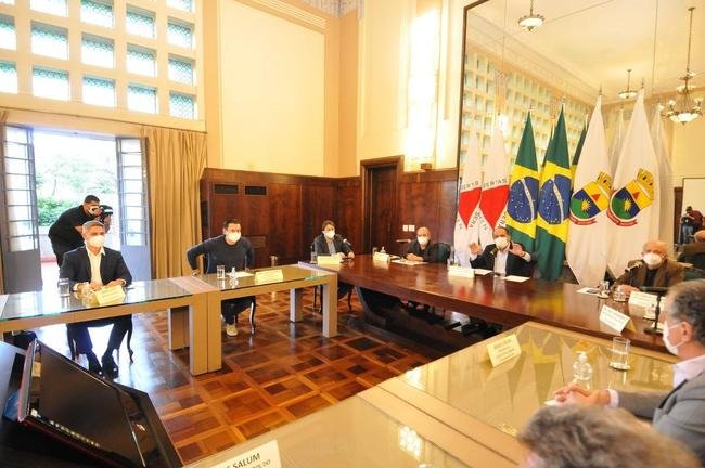 Reunio entre a Prefeitura de Belo Horizonte definiu a liberao de 30% de pblico nos jogos de Amrica, Atltico e Cruzeiro. Agora, para atuar diante de suas torcidas, os clubes precisam ter o aval das confederaes. No momento, apenas a Conmebol autorizou partidas com torcida na Copa Libertadores e na Copa Sul-Americana. A CBF ainda no permitiu em duelos do Campeonato Brasileiro.
