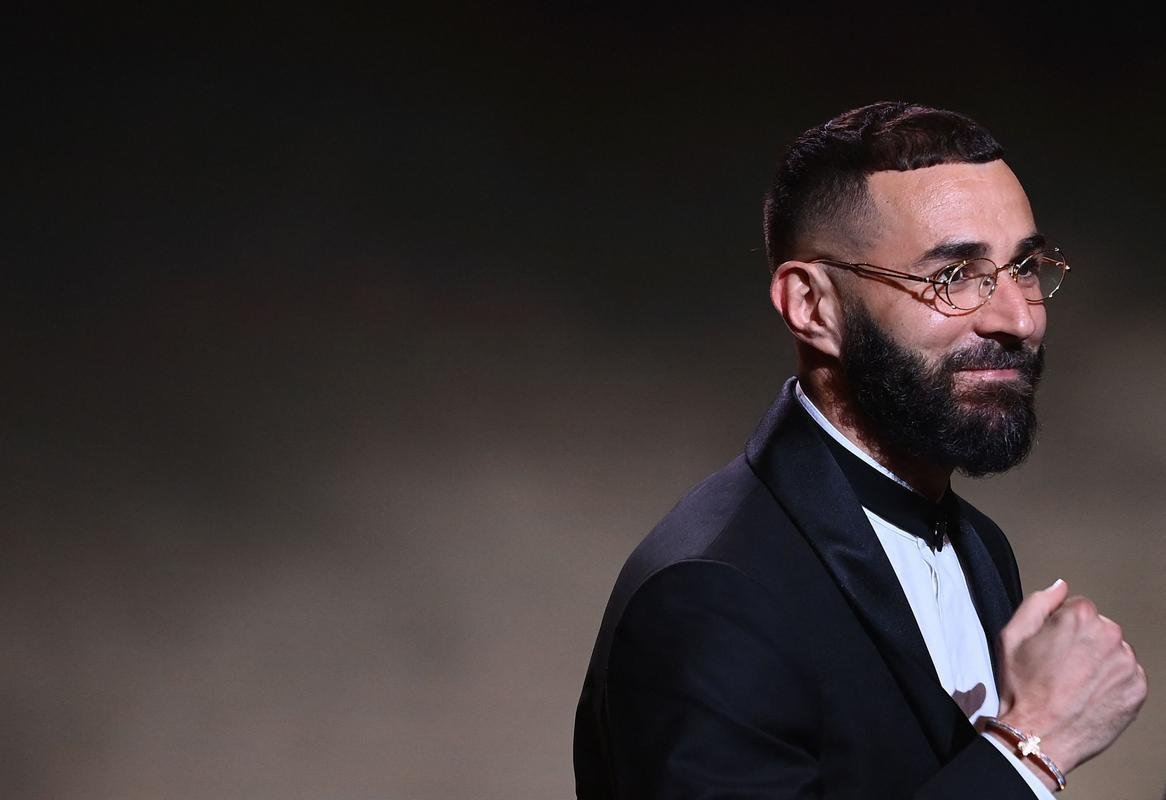 Karim Benzema recebe prmio Bola de Ouro, da Revista France Football, como melhor do mundo na temporada 2021/22. 
