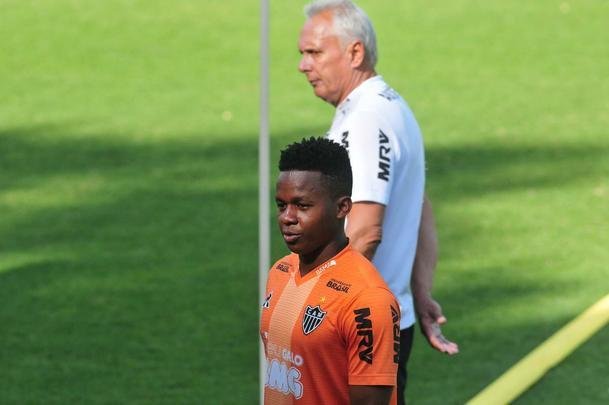 Tcnico Rodrigo Santana comandou treino nesta tera-feira  tarde, na Cidade do Galo, e definiu o time do Atltico para enfrentar o Coln, na Argentina, pela semifinal da Copa Sul-Amercana: Cleiton; Patric, Igor Rabello, Rver e Fbio Santos; Z Welison e Elias; Char, Vincius e Cazares; Franco Di Santo.