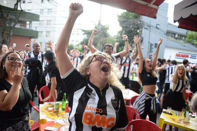 No Bar do Salomo, em BH, atleticanos comemoram o gol de Nacho Fernndez na final da Supercopa do Brasil, sobre o Flamengo: 1 a 0 para o Galo