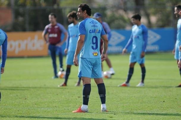 Mano Menezes voltou a fechar treino na Toca da Raposa II e permitiu imagens apenas do aquecimento. O certo  que o treinador voltar a contar com o Cruzeiro ideal diante do Boca Juniors, na quinta-feira, no Mineiro. Todos os atletas esto  disposio para duelo de volta das quartas de final da Libertadores