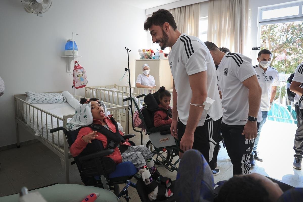 Jogadores do Atltico visitam Ncleo Assistencial Caminhos para Jesus