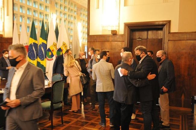 Reunio entre a Prefeitura de Belo Horizonte definiu a liberao de 30% de pblico nos jogos de Amrica, Atltico e Cruzeiro. Agora, para atuar diante de suas torcidas, os clubes precisam ter o aval das confederaes. No momento, apenas a Conmebol autorizou partidas com torcida na Copa Libertadores e na Copa Sul-Americana. A CBF ainda no permitiu em duelos do Campeonato Brasileiro.