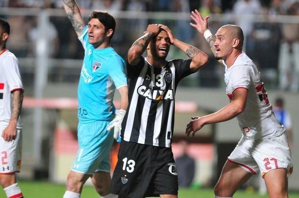 O Atlético começou a partida de volta, no Independência, de forma avassaladora. Em apenas 12 minutos de jogo, o time alvinegro já havia marcado dois gols, com Cazares e Carlos. Encurralado no início, o São Paulo reagiu logo aos 15 minutos, com um gol de cabeça de Maicon. Apesar da tentativa de pressão no restante do jogo, os donos da casa não conseguiram marcar e ficaram pelo caminho.