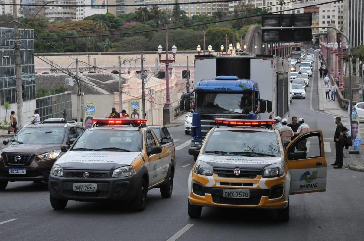 Carreta ficou travada e teve risco de tombar na esquina da Rua Sapuca com a Avenida do Contorno, no bairro Floresta, regio central de BH