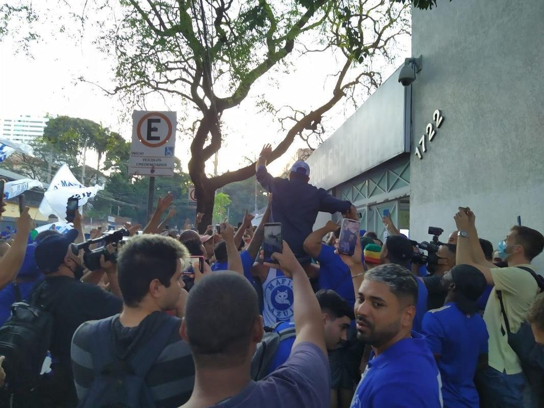 Torcida do Cruzeiro foi em peso ao Parque Esportivo do Barro Preto para fazer press�o pela aprova��o da venda da SAF a Ronaldo