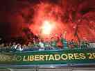 Em frente ao CT, elenco e torcedores do Palmeiras comemoram tri da Liberta