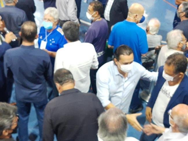 Conselheiros e associados do Cruzeiro durante votao de mudana do Estatuto do clube. Assembleia geral autorizou venda de at 90% das aes da SAF para investidores. Houve festa dos cruzeirenses no Parque Esportivo do Barro Preto, em BH, devido  possibilidade de chegada de recursos para tornar o futebol mais competitivo a partir de 2022.
