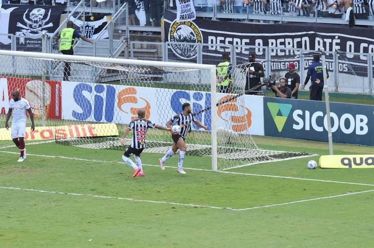 De pnalti, Hulk empata para o Atltico diante do Fluminense no Mineiro. Lance foi revisado pelo VAR