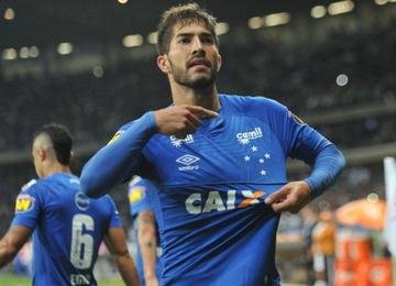 Por outro lado, em postagem do Grêmio, volante é criticado e tem saída pedida por torcedores; vínculo com Tricolor vai até fim deste ano