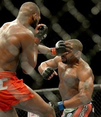 Jon Jones (bermuda vermelha) venceu Daniel Cormier por decisão unânime e manteve o cinturão